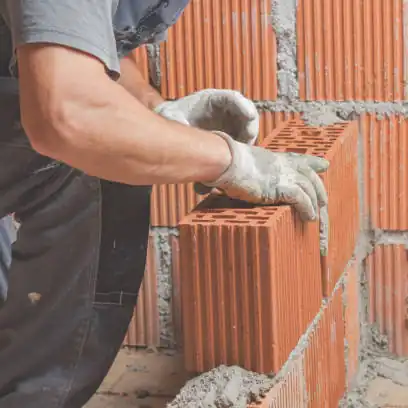 Albañil trabajando con detalle